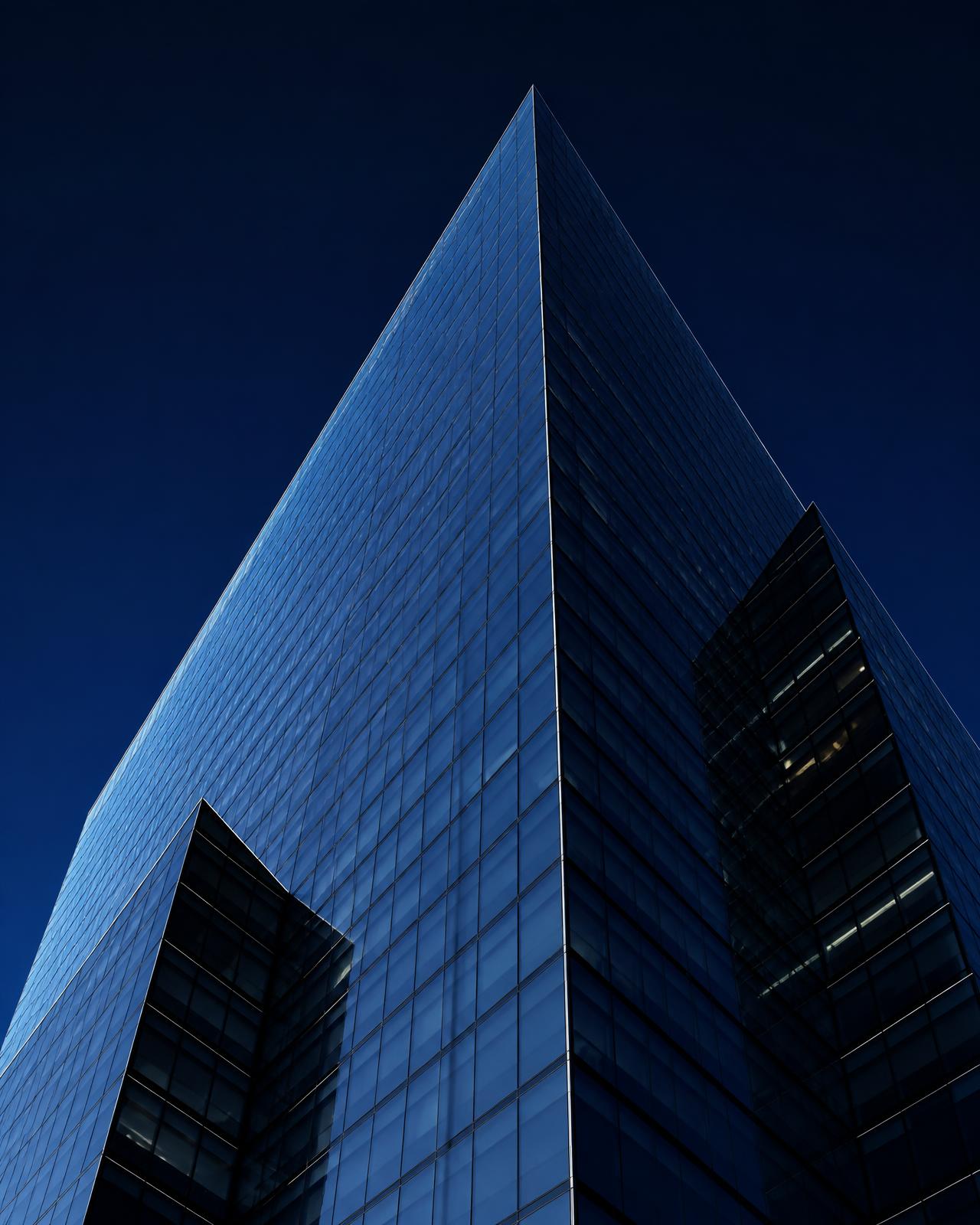 Edifício corporativo moderno visto de baixo